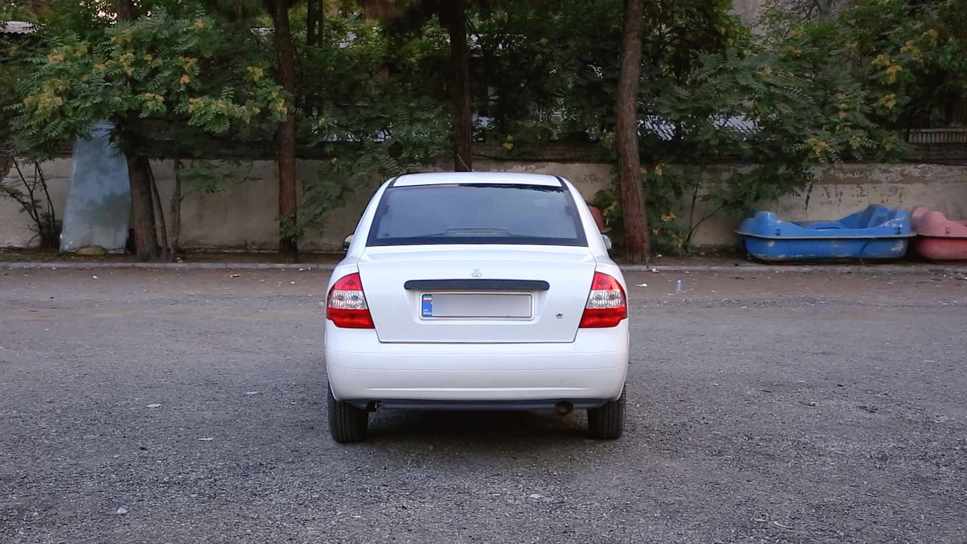 نمای عقب خودرو